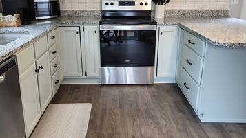 Micro-ondes, four, lave-vaisselle