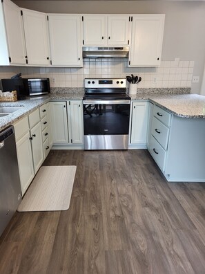 Mikrovågsugn, ugn, diskmaskin och grytor/köksredskap