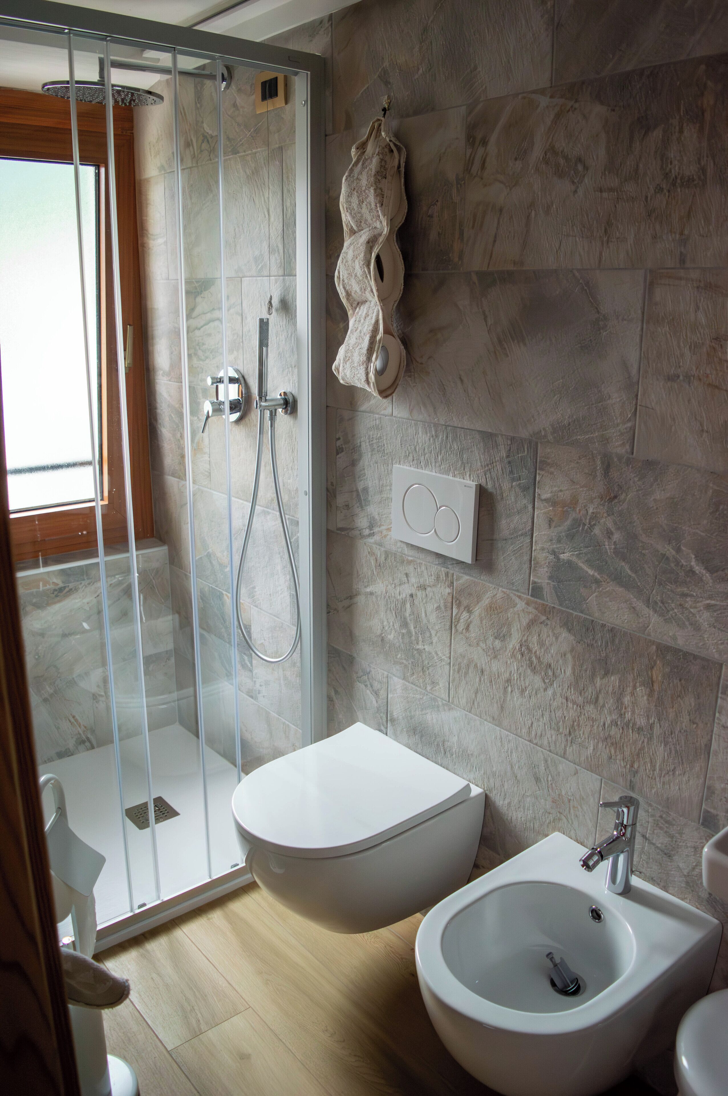 Superior Dolomiti | Badkamer | Een haardroger, handdoeken, zeep, shampoo
