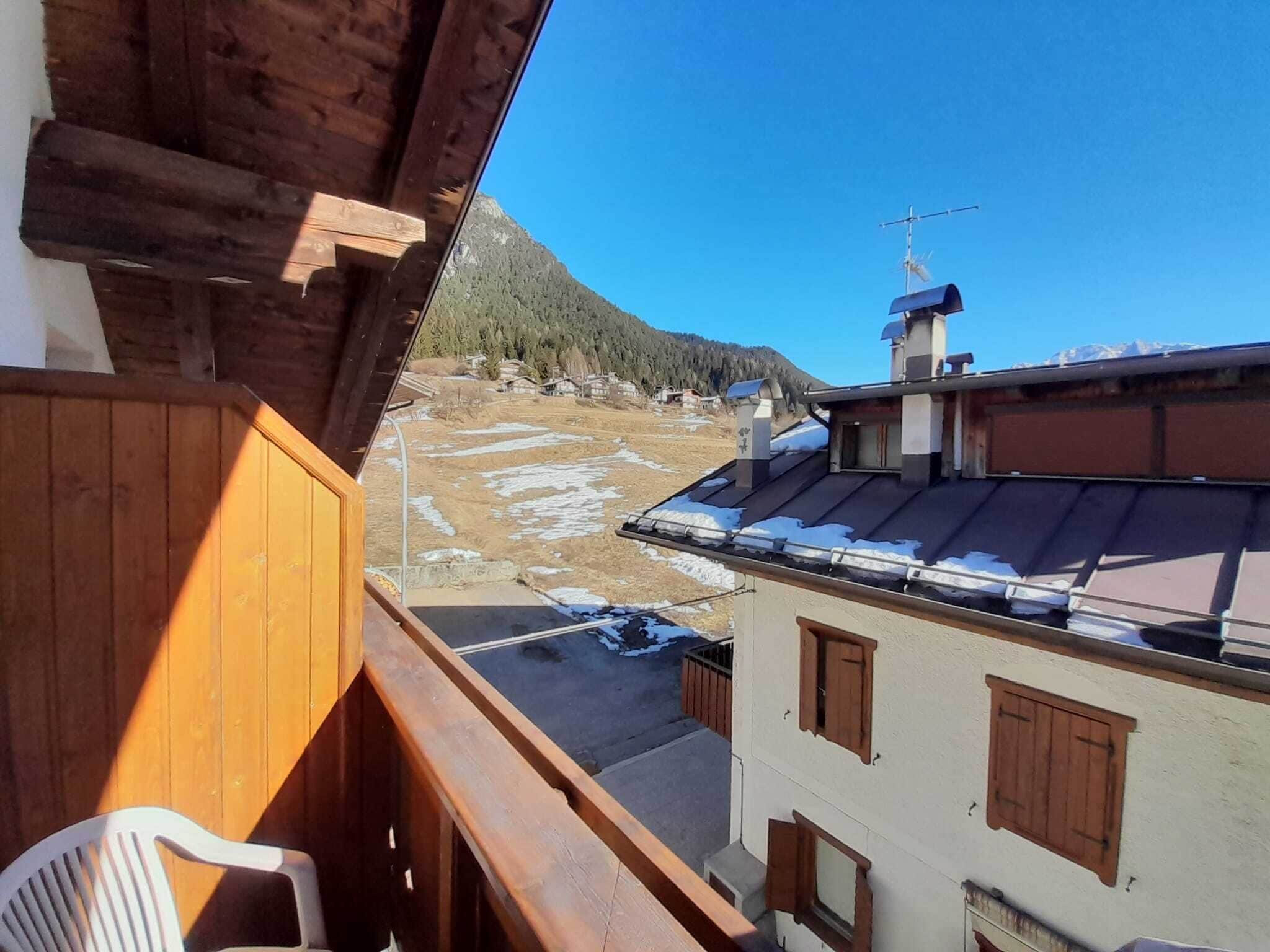 Un balcón con vistas a un paisaje nevado y una montaña.