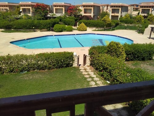 5 bed room villa private garden and pool, 2 min walk from beach