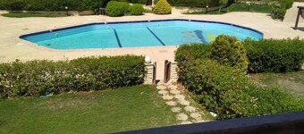 5 bed room villa private garden and pool, 2 min walk from beach