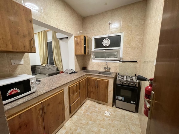 컴포트 아파트 | 전용 주방 | 대용량 냉장고, 오븐, 조리 도구/접시/주방 기구, 식탁