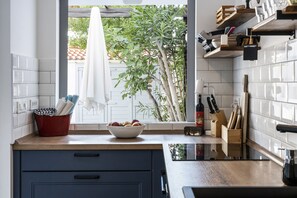 Fridge, oven, stovetop, dishwasher