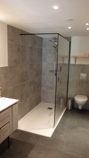 Dusj, hårføner, håndklær og såpe