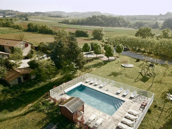 Utendørsbasseng og et oppvarmet basseng