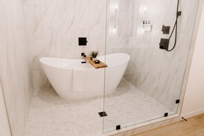 Séchoir à cheveux, serviettes fournies, savon, shampooing