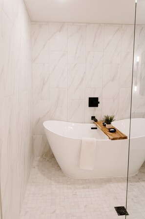 Séchoir à cheveux, serviettes fournies, savon, shampooing