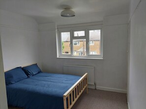 3 bedrooms, desk, iron/ironing board, free WiFi