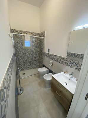 Douche, sĂšche-cheveux, bidet, serviettes fournies