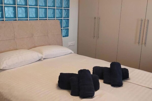 1 habitación, insonorización, tabla de planchar con plancha y wifi 