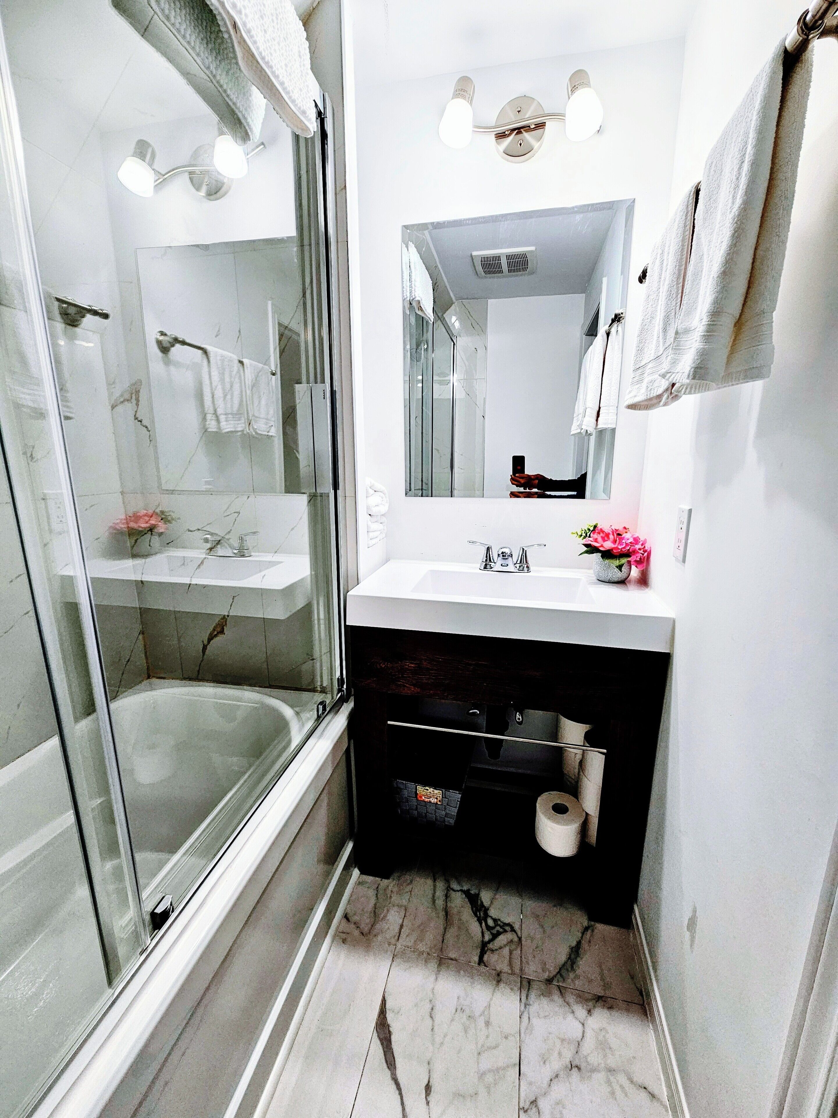 Chambre Standard double, 1 chambre, vue sur le jardin | Salle de bain | Séchoir à cheveux, serviettes fournies, savon, shampooing