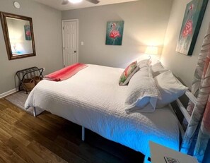 2 bedrooms, in-room safe, desk, iron/ironing board - Sunnyside Villa-FREE beach pass! 2 King Bedrooms, Garage, Near Marshwalk! (Murrells Inlet)