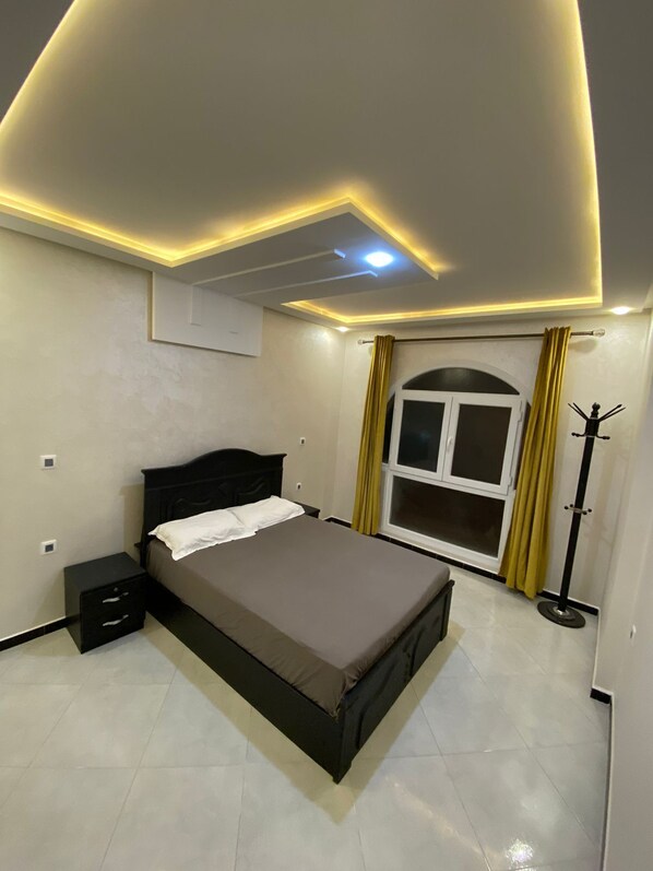 2 عدّة غرف نوم ومكواة/لوح كي وواي فاي مجانًا وملاءات أسرّة