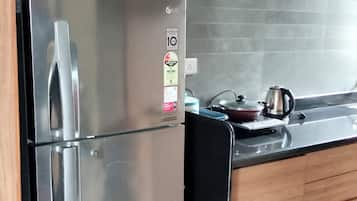 Kühlschrank, Kochgeschirr/Geschirr/Besteck, Gewürze