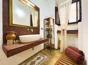 Ducha, secador de pelo, bidet, toallas