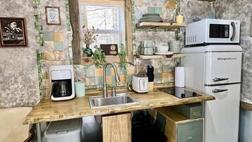 Coffee/tea maker, fridge, microwave, stovetop