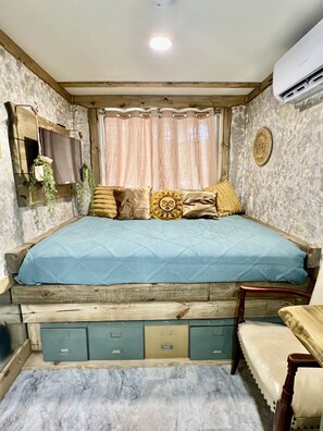 1 bedroom, desk, WiFi, bed sheets