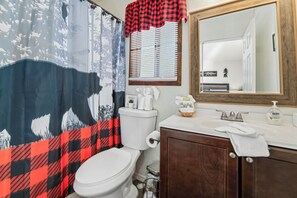 Combined shower/tub, hair dryer, towels, soap - The Twisted Twig (Big Bear Lake)