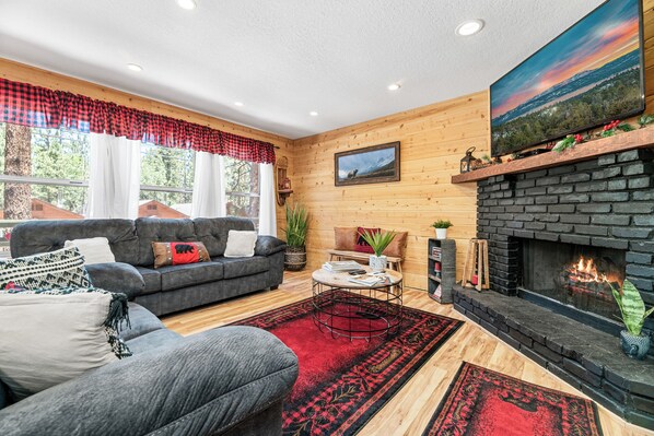 42-inch Smart TV with digital channels, TV, streaming services - The Twisted Twig (Big Bear Lake)