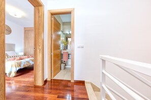 1 Schlafzimmer, Schreibtisch, Bügeleisen/Bügelbrett, Reisekinderbett