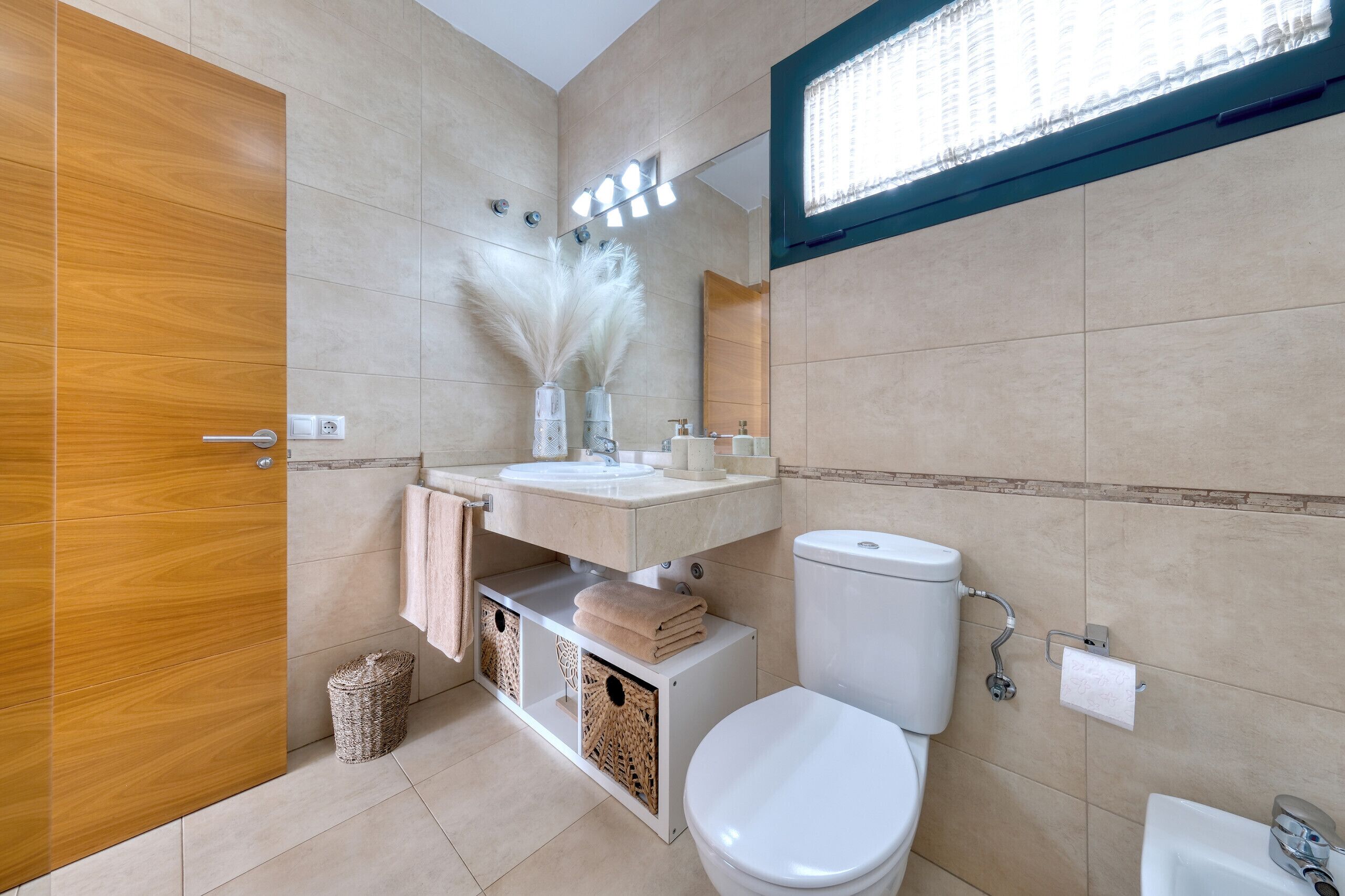 Baignoire, sèche-cheveux, bidet, serviettes fournies