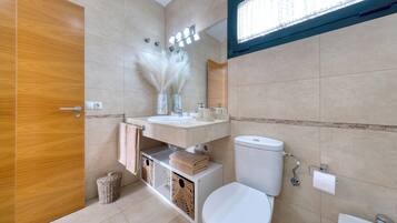 Baignoire, sĂšche-cheveux, bidet, serviettes fournies