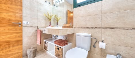 Badkar, hårtork, handdukar och tvål