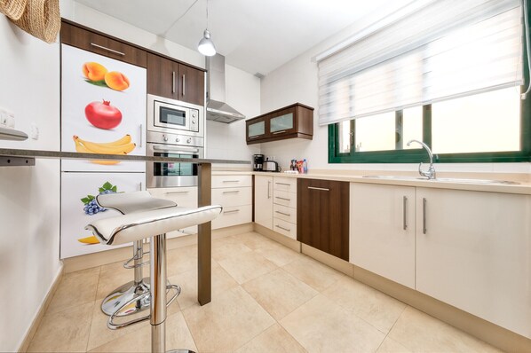 Kühlschrank, Mikrowelle, Ofen, Geschirrspüler