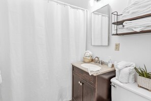 シャワー付き浴槽、石鹸、シャンプー、トイレットペーパー