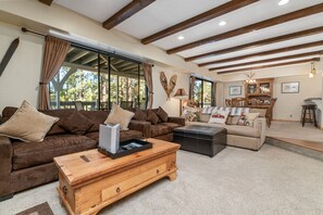 Cabin cơ bản | Khu phòng khách