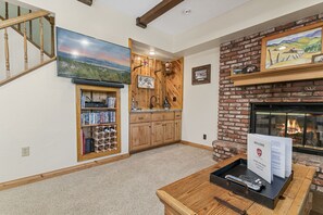 Basic Cabin | Living area