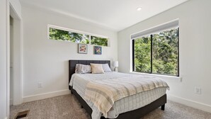 2 bedrooms, desk, WiFi, bed sheets