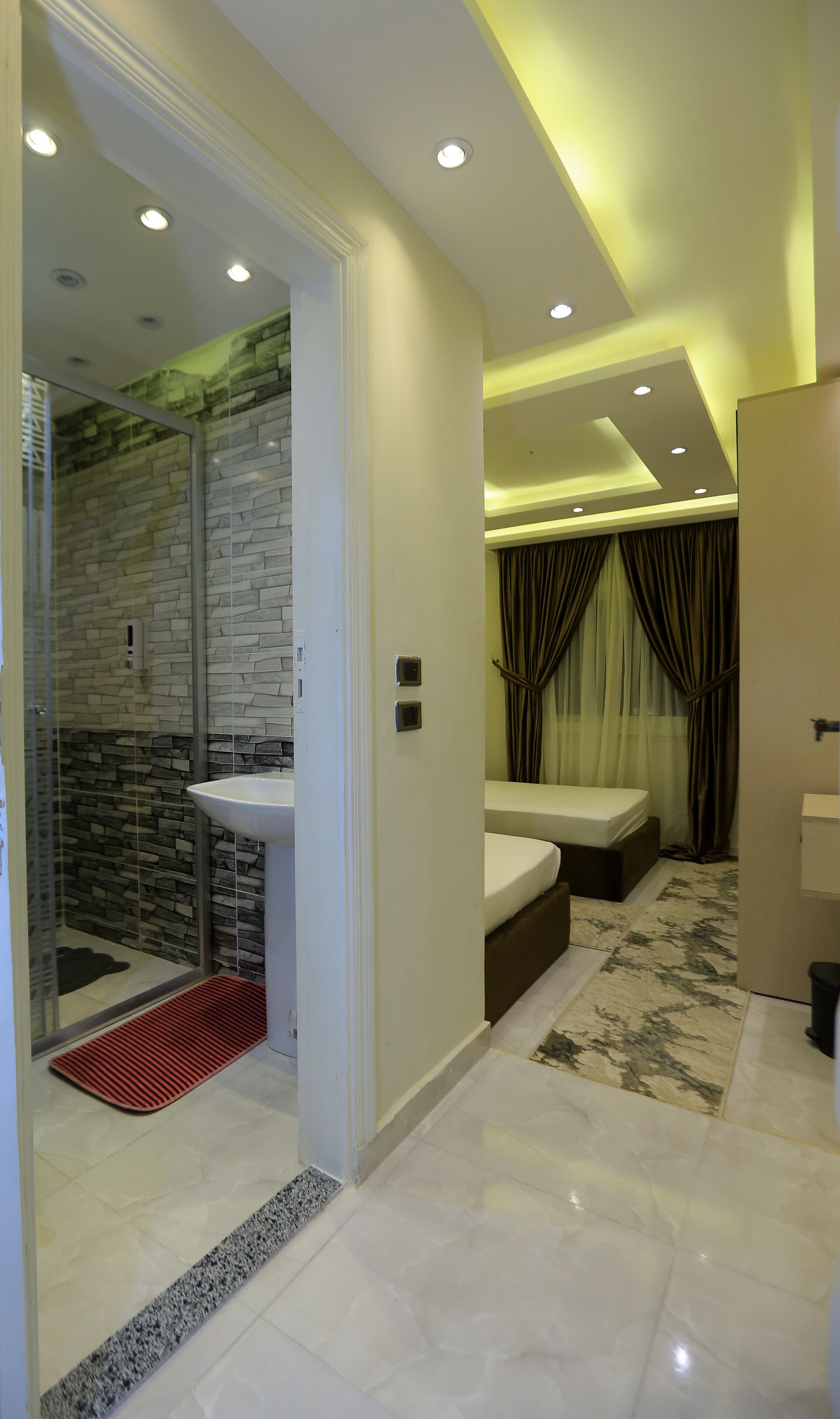 ستائر تعتيم وتجهيزات عازلة للصوت ومكواة/لوح كي وواي فاي مجانًا