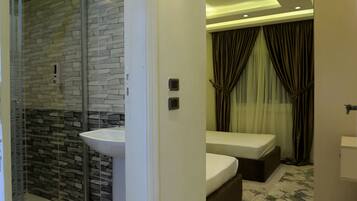 Tirai kedap cahaya, kedap suara, setrika/meja setrika, dan Wi-Fi gratis