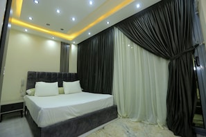 Blackout curtains, soundproofing, iron/ironing board, free WiFi
