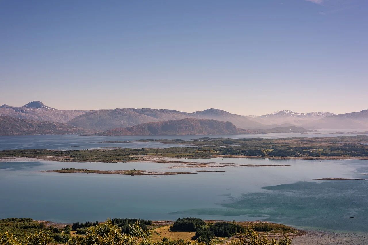 Una vista panorámica de un lago rodeado de montañas.