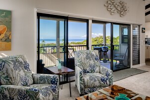 럭셔리 콘도 | 거실 공간 | 디지털 채널 시청이 가능한 90인치 스마트 TV, 훌루, 스트리밍 서비스