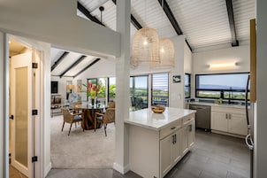 럭셔리 콘도 | 거실 공간 | 디지털 채널 시청이 가능한 90인치 스마트 TV, 훌루, 스트리밍 서비스