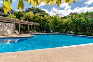 Utomhuspool, parasoller och solstolar