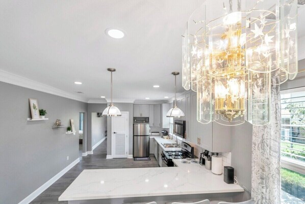 ثلاجة، ميكروويف، فرن، موقد طهي مسطح