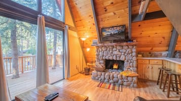 Basic Cabin | Living area