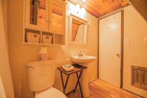 Basic Cabin | Bathroom