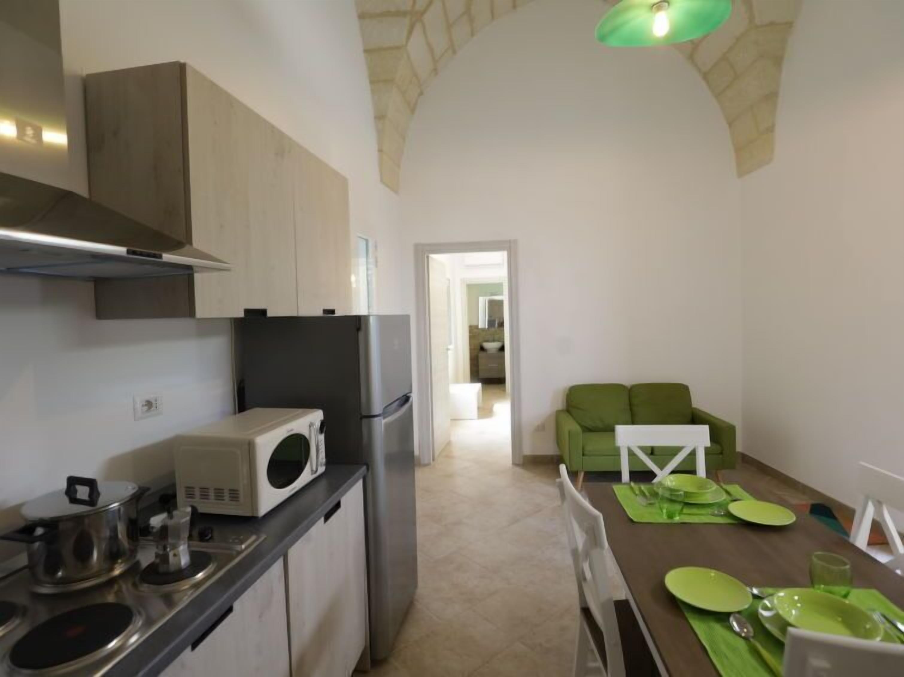 Réfrigérateur, micro-ondes, lave-vaisselle, grille-pain