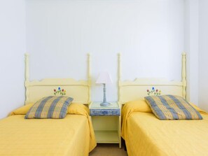 1 chambre, fer et planche à repasser