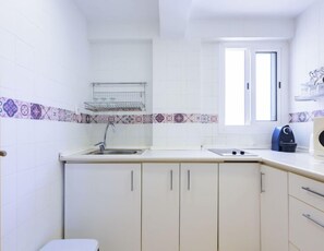 Refrigerador, microondas, utensilios de cocina