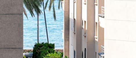 A high-rise building with a view of the ocean.