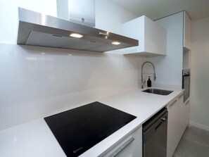 Fridge, microwave, toaster, cookware/dishes/utensils - Apartment Waves by Interhome (Calafell)