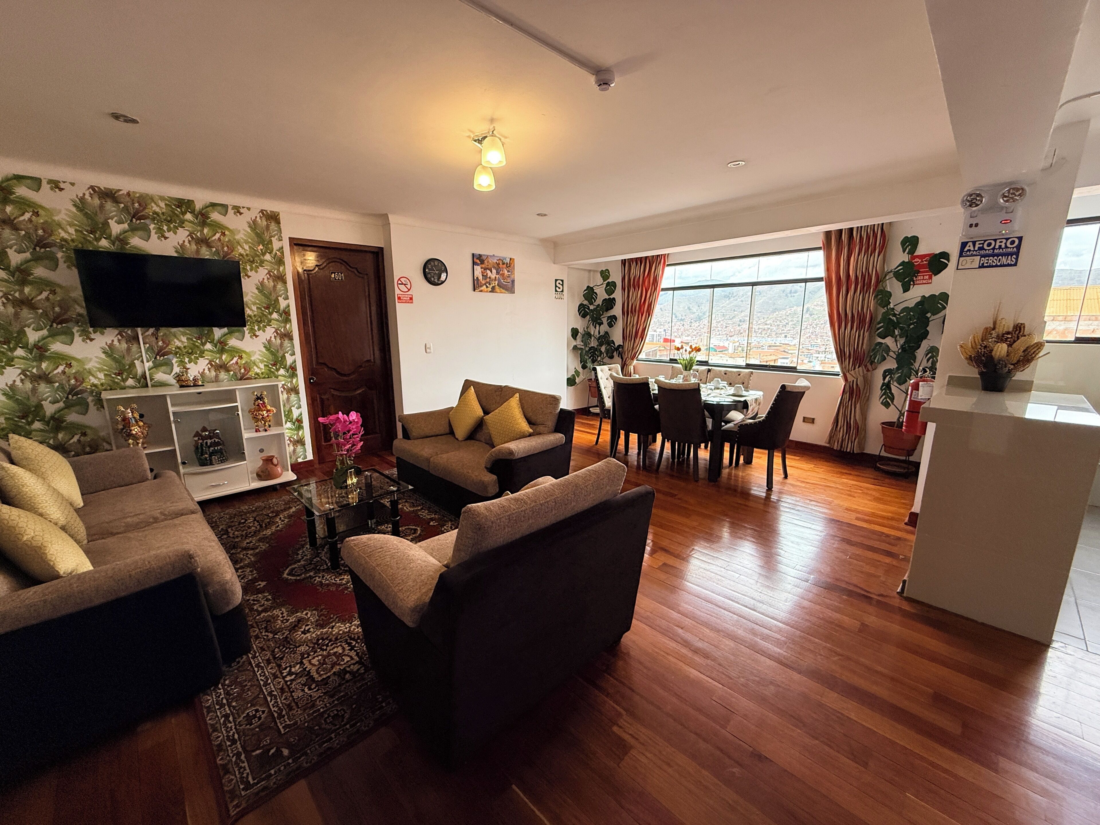 Apartamento família, vista para a cidade | Área de estar