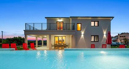 Villa Family Love mit Pool With Waterfall by 22Estates